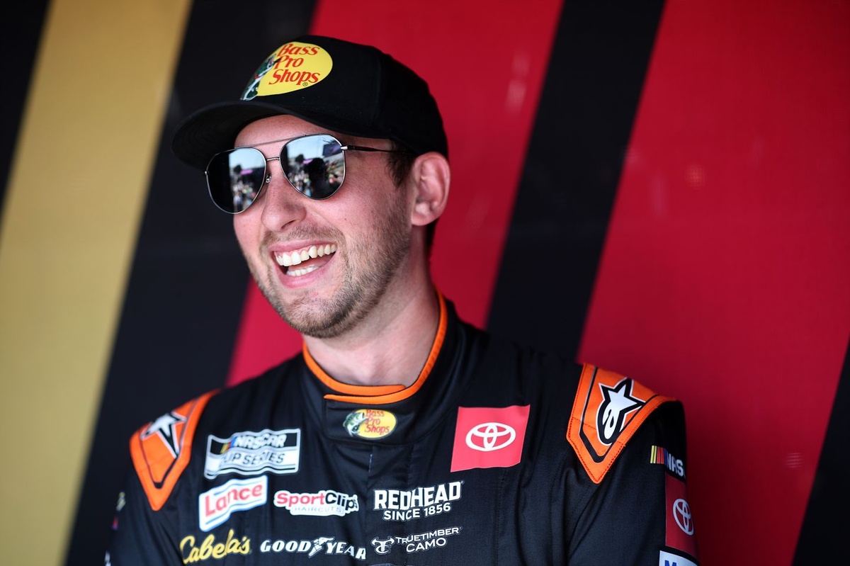 Chase Briscoe bests JGR teammate Denny Hamlin for Kansas Cup pole
