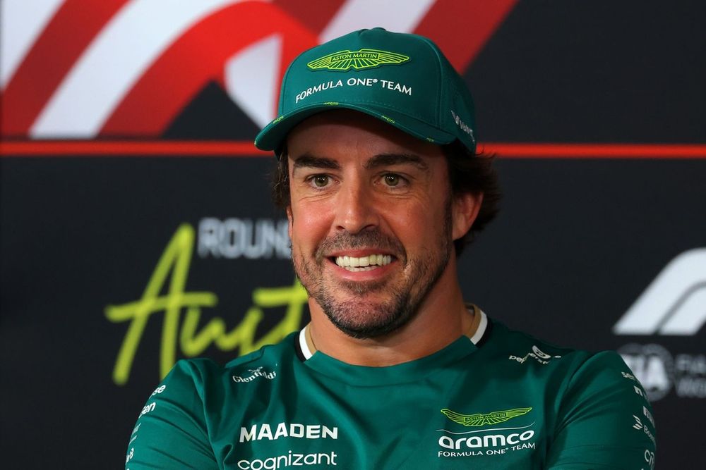 フェルナンド・アロンソ、新型アストンマーティンDBX S SUVをモナコで納車