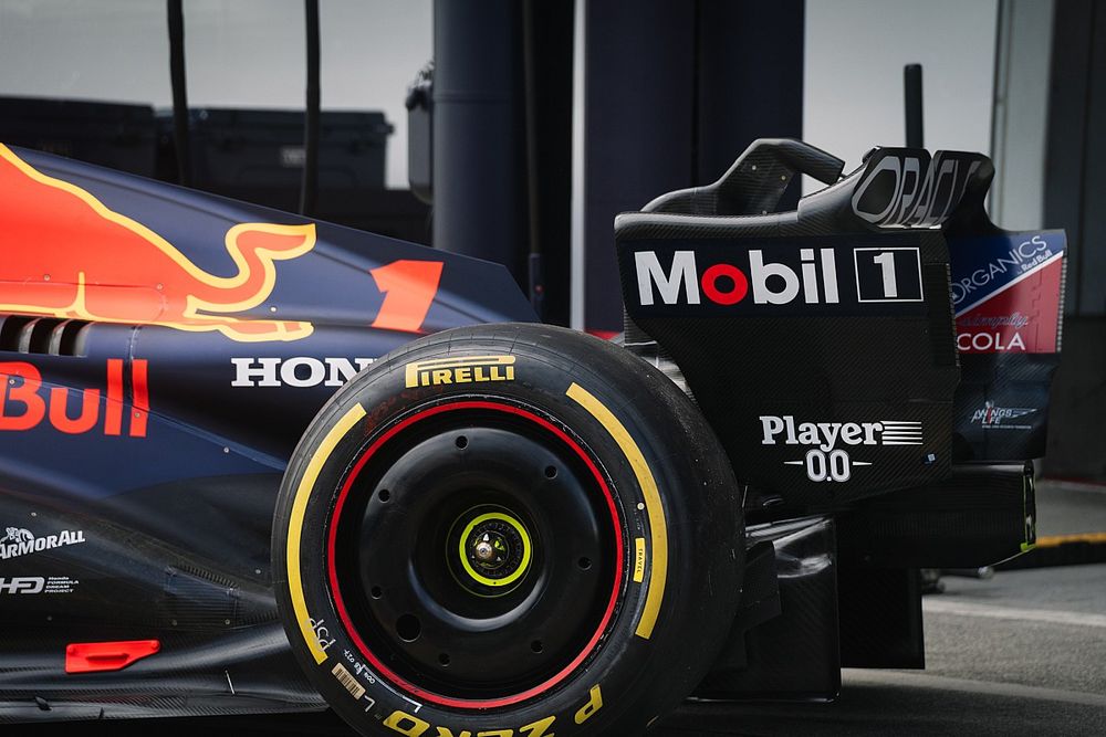 Red Bull RB19 detalle de la rueda y alerón trasero