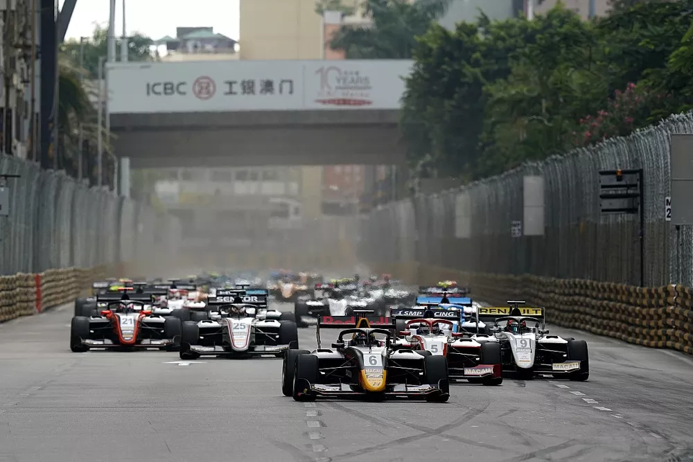 Start action, J&uuml;ri Vips, Hitech Grand Prix leads