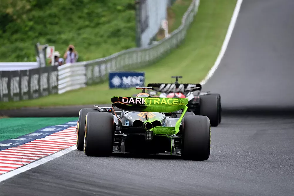 Oscar Piastri, McLaren MCL60, con pintura aerodin&aacute;mica aplicada