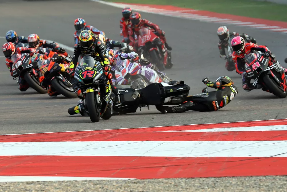 Ca&iacute;da de Marco Bezzecchi, VR46 Racing Team, en la sprint de India