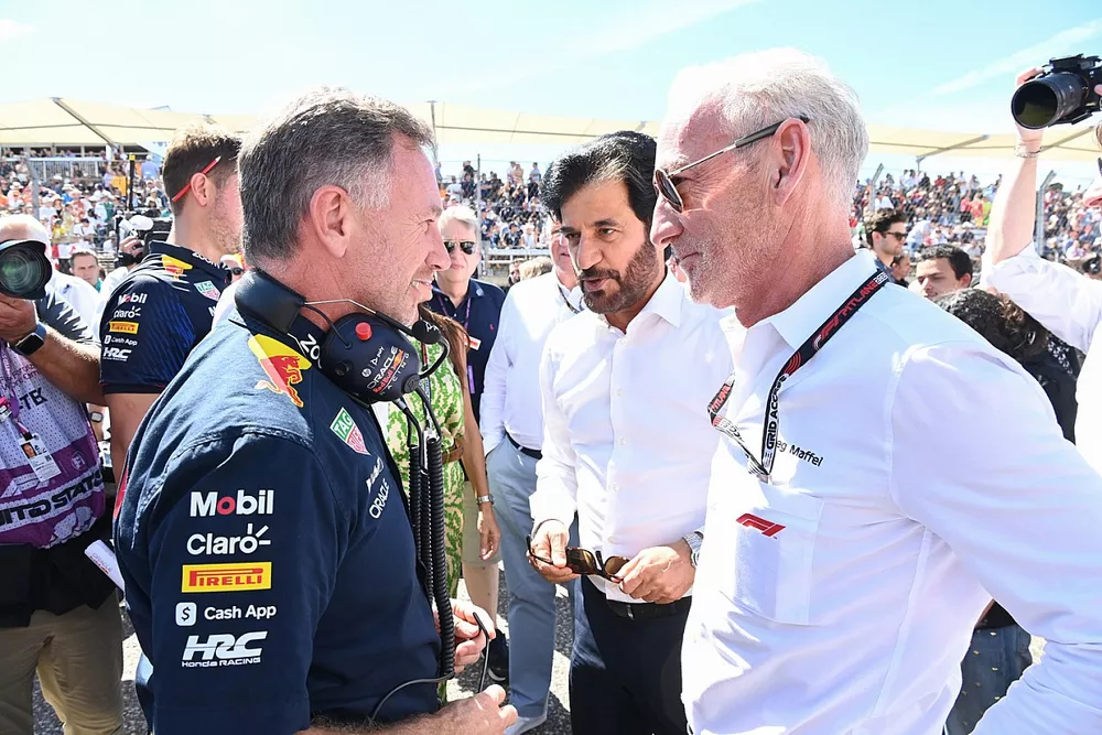 Christian Horner, chefe de equipe da Red Bull Racing, Mohammed bin Sulayem, presidente da FIA, Greg Maffei, CEO da Liberty Media Corporation, no grid