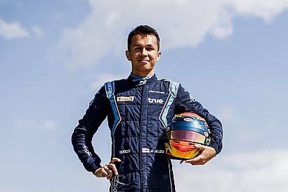Albon vise le baquet Toro Rosso