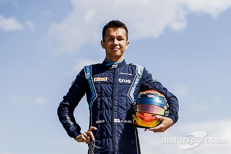 Albon vise le baquet Toro Rosso