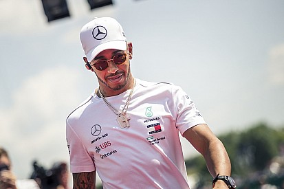 Hamilton grava vídeo recolhendo lixo de praia
