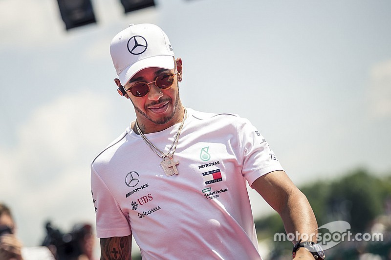 Hamilton grava vídeo recolhendo lixo de praia