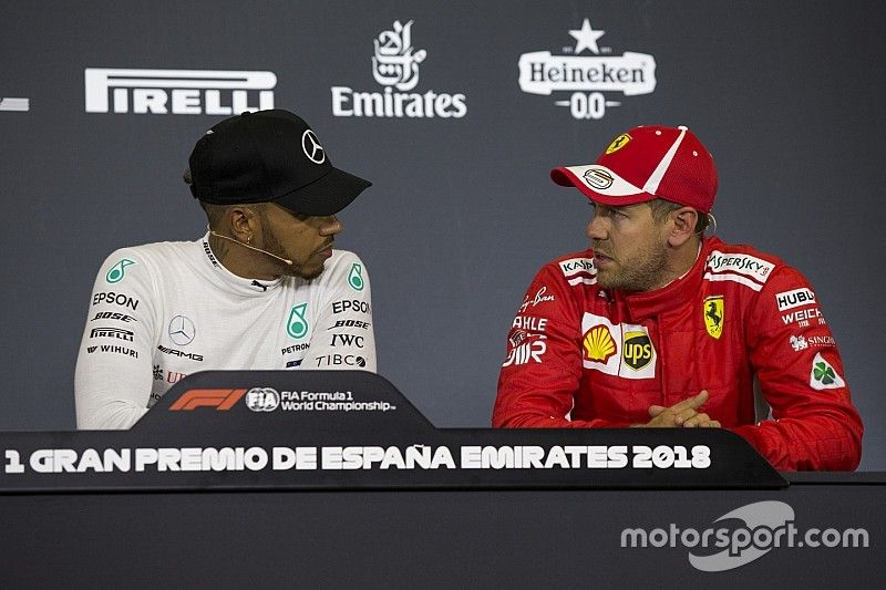 Lewis Hamilton, Mercedes-AMG F1 y Sebastian Vettel, Ferrari en la conferencia de prensa