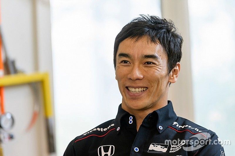 Takuma Sato, busto y trofeo Borg-Warner