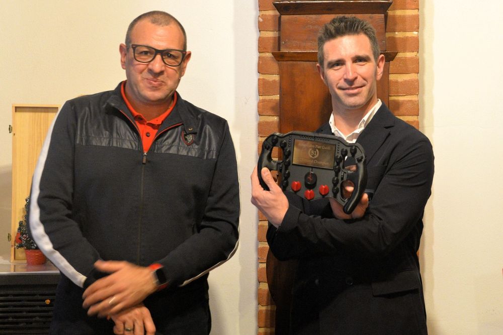 El presidente del Scuderia Ferrari Club Alessandria, Franco Giuliani, y Alessandro Pier Guidi