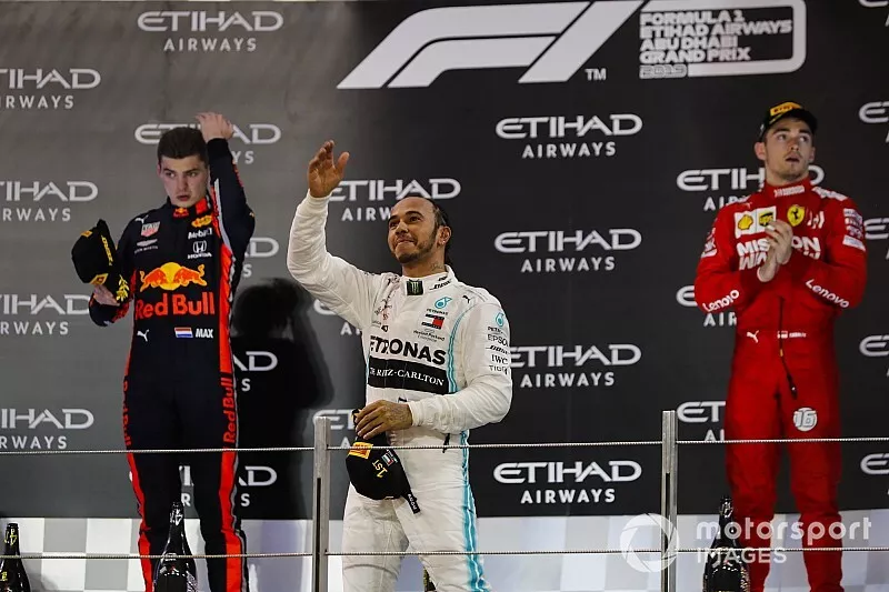 Le deuxi&egrave;me, Max Verstappen, Red Bull Racing, le vainqueur Lewis Hamilton, Mercedes AMG F1, et le troisi&egrave;me, Charles Leclerc, Ferrari, sur le podium