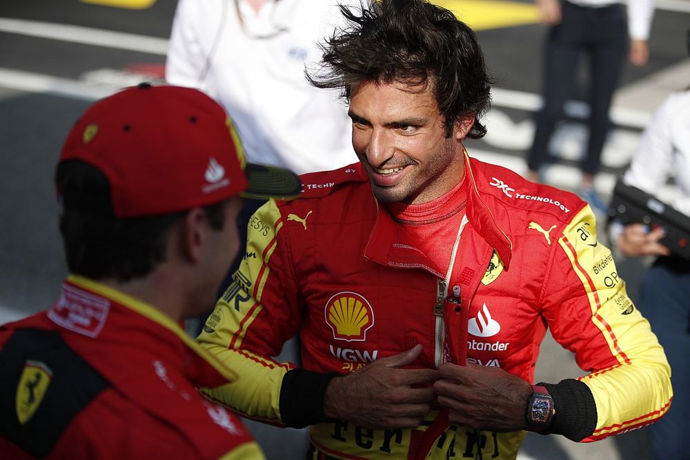 Charles Leclerc, Scuderia Ferrari, felicita al Ganador de la pole Carlos Sainz, Scuderia Ferrari, en Parc Ferme