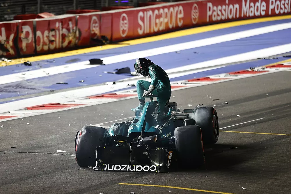 Lance Stroll, Aston Martin AMR23, s'extrait de sa voiture accident&eacute;e