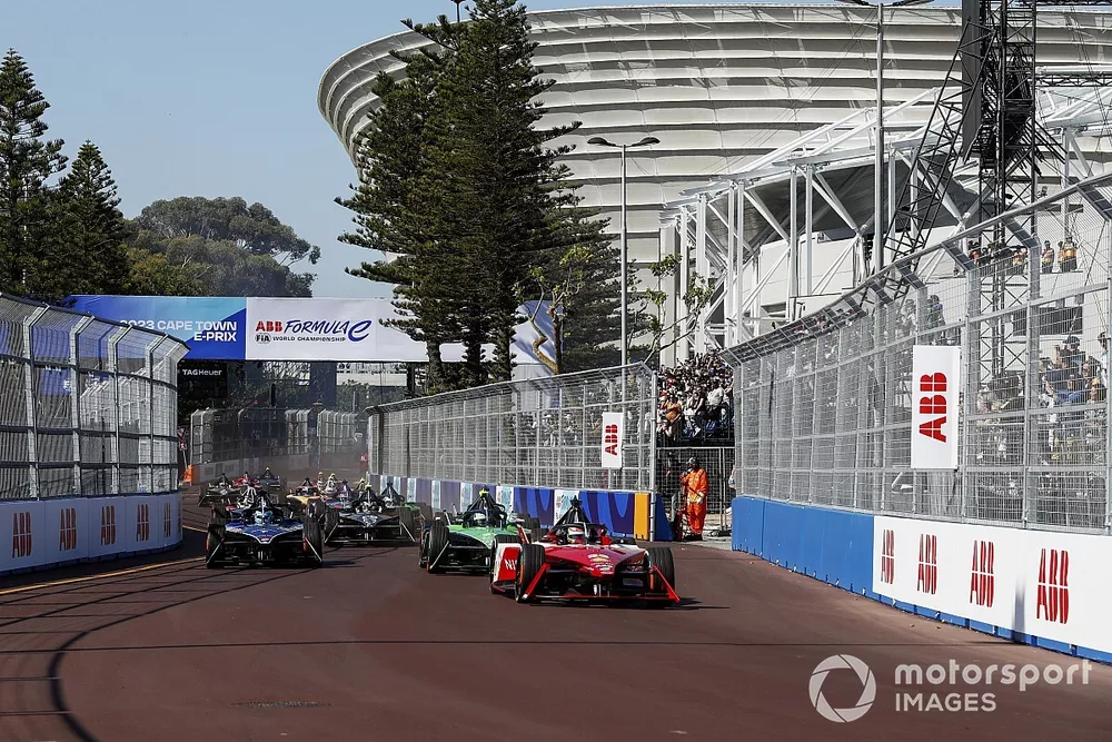 Sacha Fenestraz, Nissan Formula E Team, Nissan e-4ORCE 04, leads Nick Cassidy, Envision Racing, Jaguar I-TYPE 6, Maximilian Gunther, Maserati MSG Racing, Maserati Tipo Folgore, Jean-Eric Vergne, DS Penske, DS E-Tense FE23, and the rest of the field on the opening lap