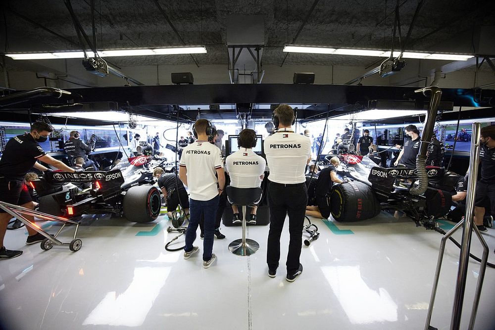 Stoffel Vandoorne, Mercedes, Toto Wolff, team principal et PDG, Mercedes AMG, et James Allison, directeur technique, Mercedes AMG, dans le garage