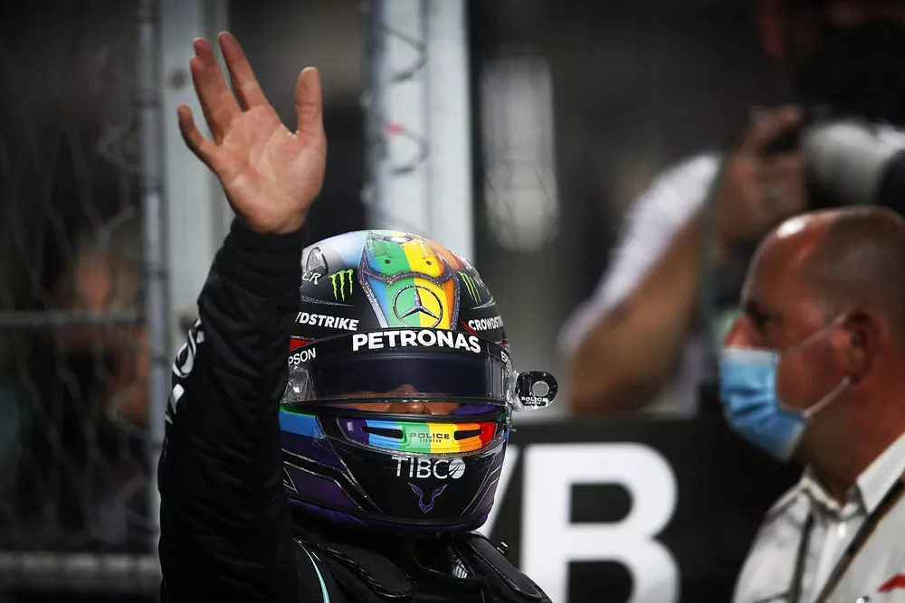 Lewis Hamilton, Mercedes, festeggia al Parc Ferme dopo essersi assicurato la pole