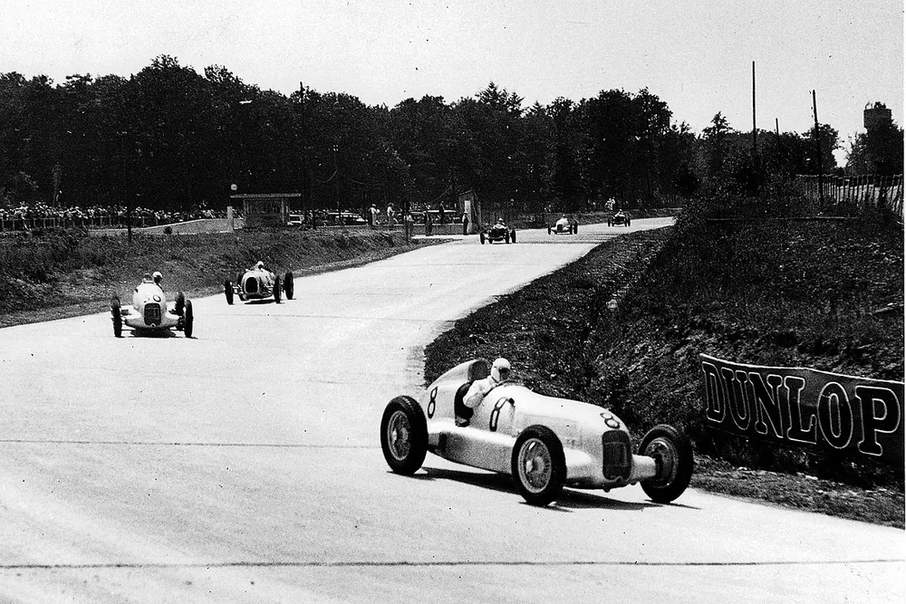 Rudolf Caracciola, Mercedes-Benz W25, lidera sobre Luigi Fagioli, Mercedes-Benz W25, y Hans Stuck, Auto Union A-type