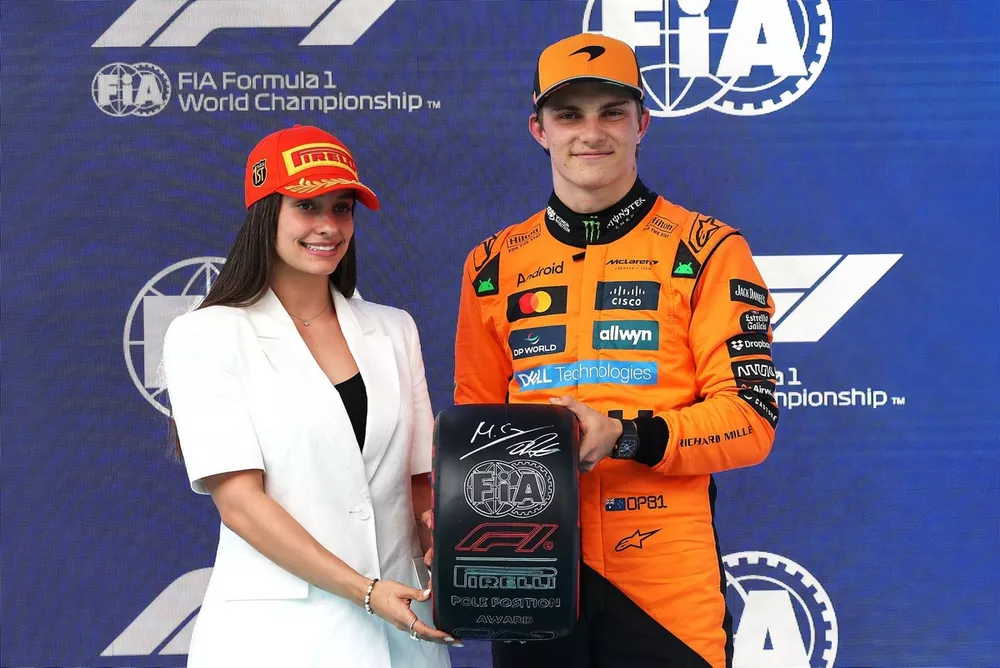 Marta Garcia presents pole sitter Oscar Piastri, McLaren