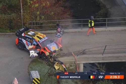 Neuville choca contra un puente en el Rally de Europa Central