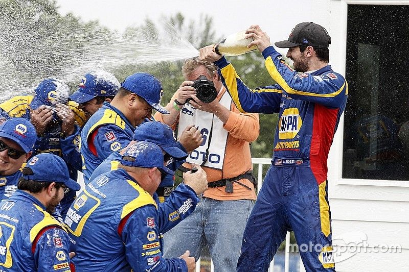 Race Winner Alexander Rossi, Andretti Autosport Honda celebrates with team