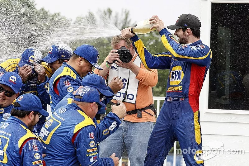 Race Winner Alexander Rossi, Andretti Autosport Honda celebrates with team