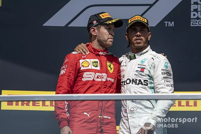 Sebastian Vettel, Ferrari, 2e plaats, en Lewis Hamilton, Mercedes AMG F1, 1e plaats, op het podium