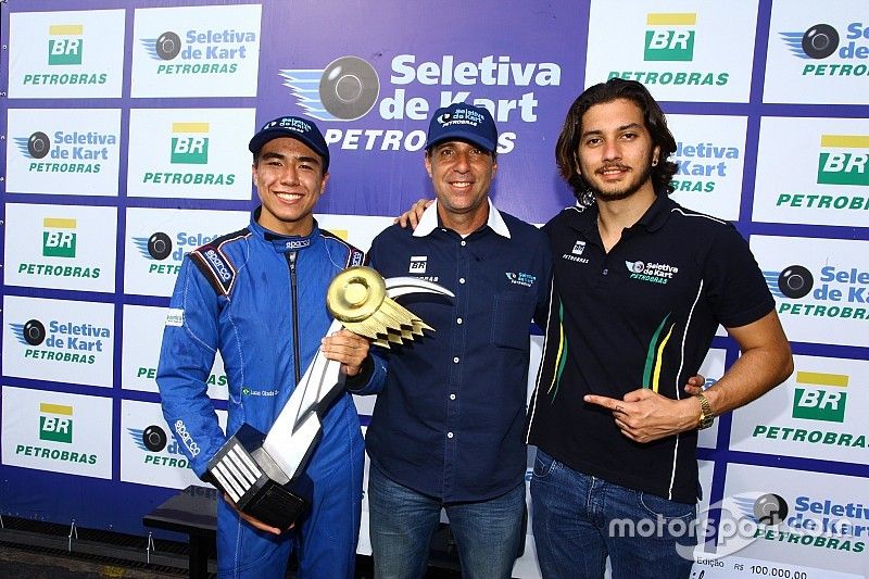 Binho Carcasci (centro) com os campeões Lucas Okada e João Rosate 