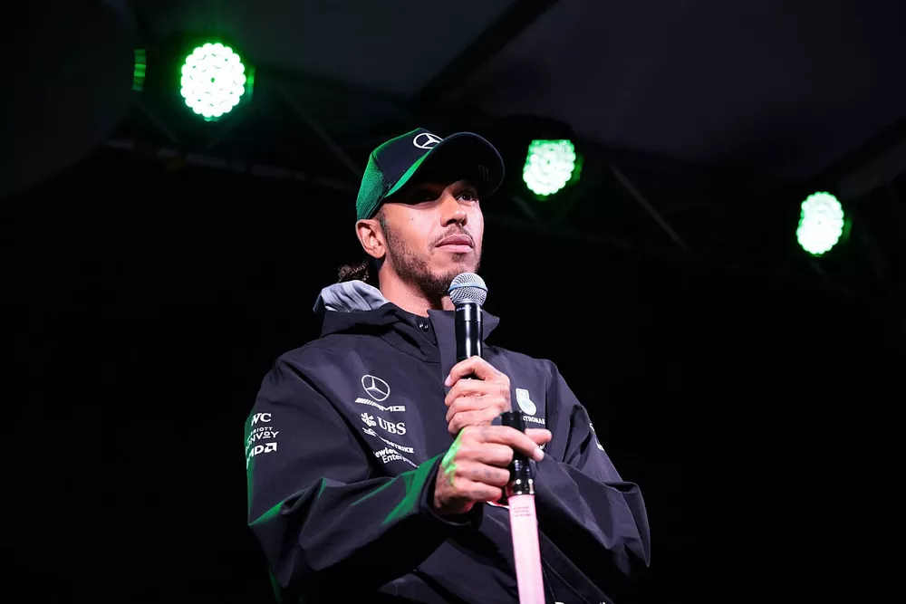 Lewis Hamilton, Mercedes AMG, en el escenario