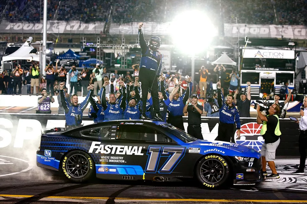 Ganador de la carrera Chris Buescher, RFK Racing, Ford Mustang