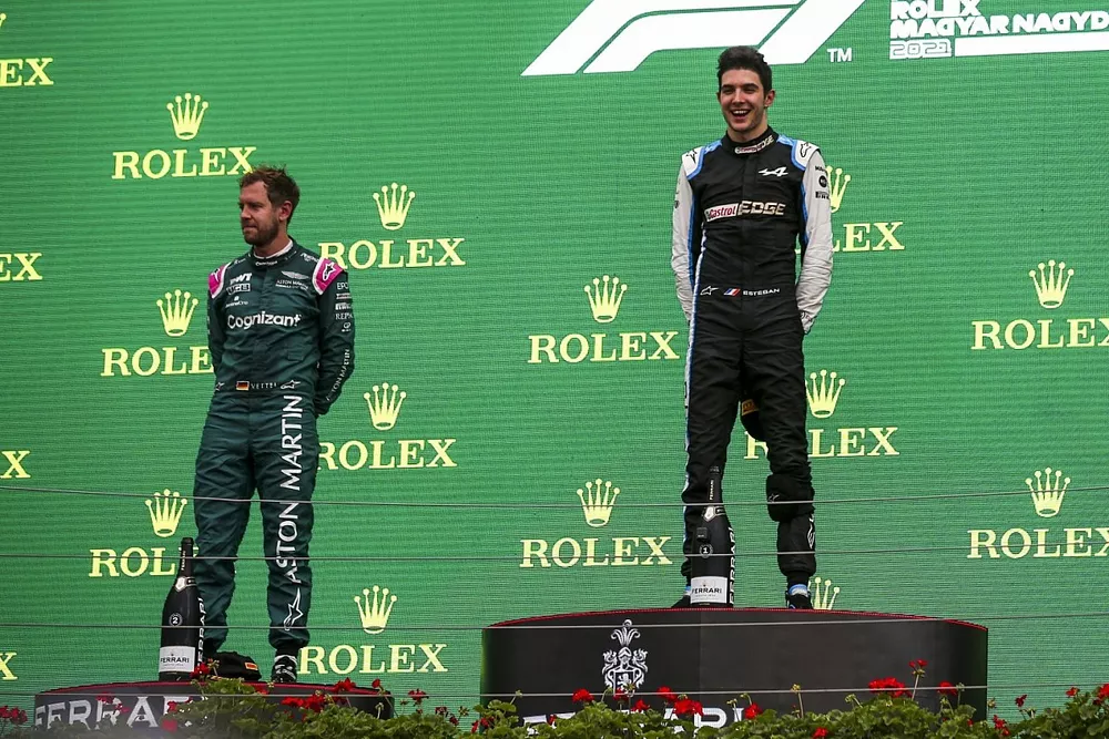 Le deuxième Sebastian Vettel, Aston Martin, le vainqueur Esteban Ocon, Alpine F1, et le troisième Lewis Hamilton, Mercedes, sur le podium