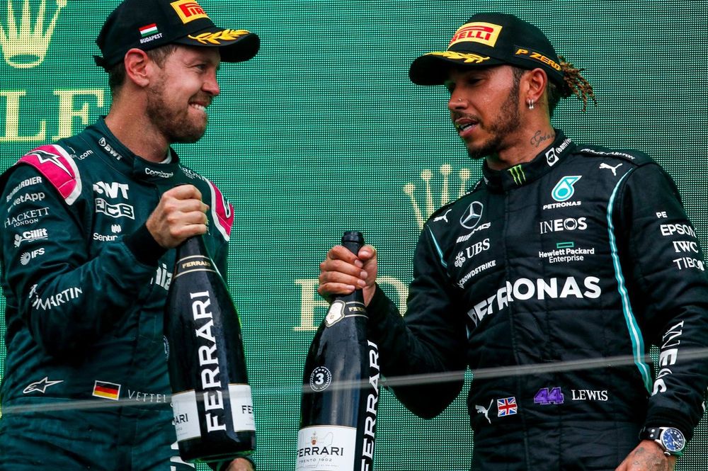 Podio: segundo lugar Sebastian Vettel, Aston Martin y el tercer lugar Lewis Hamilton, Mercedes