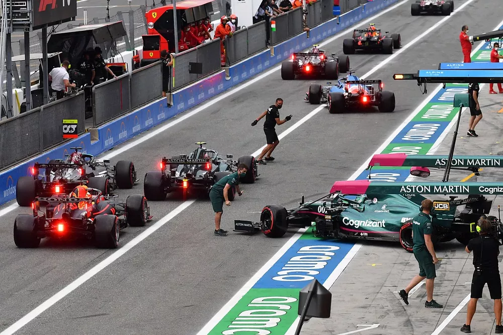 The cars leave the pits during qualifying