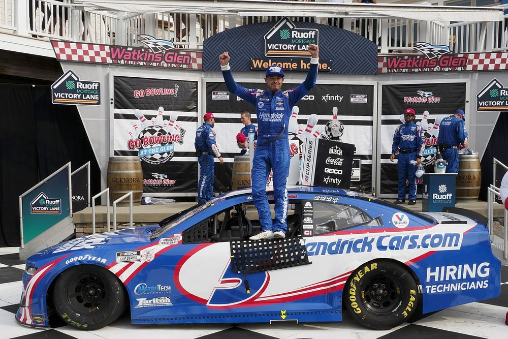 Race winner Kyle Larson, Hendrick Motorsports, Chevrolet Camaro HendrickCars.com