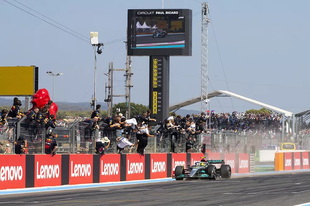 Lewis Hamilton, Mercedes W13, 2&ordf; posici&oacute;n, cruza la l&iacute;nea de meta