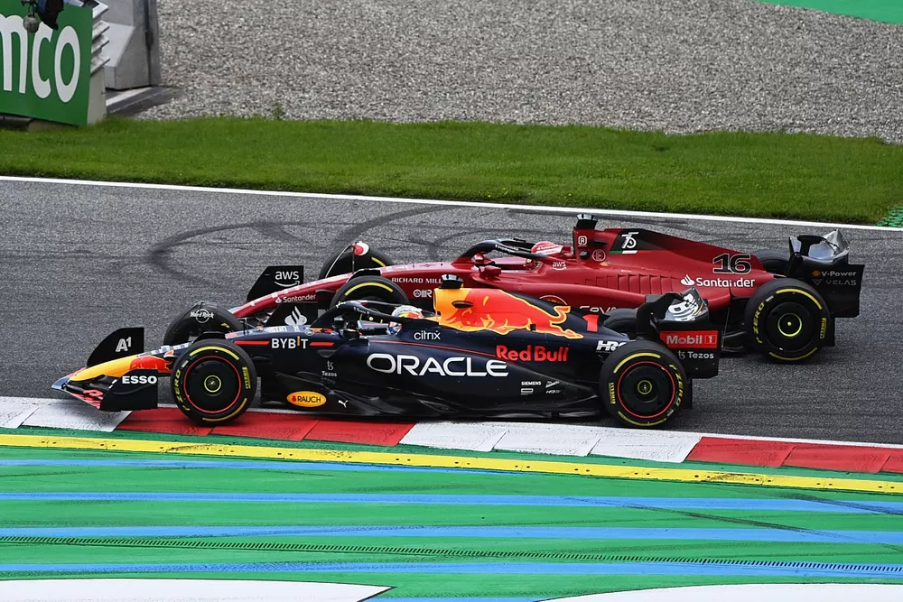 Charles Leclerc, Ferrari F1-75, lotta con Max Verstappen, Red Bull Racing RB18, per il comando