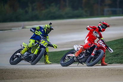 Rossi desafía a Petrucci y Dovizioso a una carrera de motocross