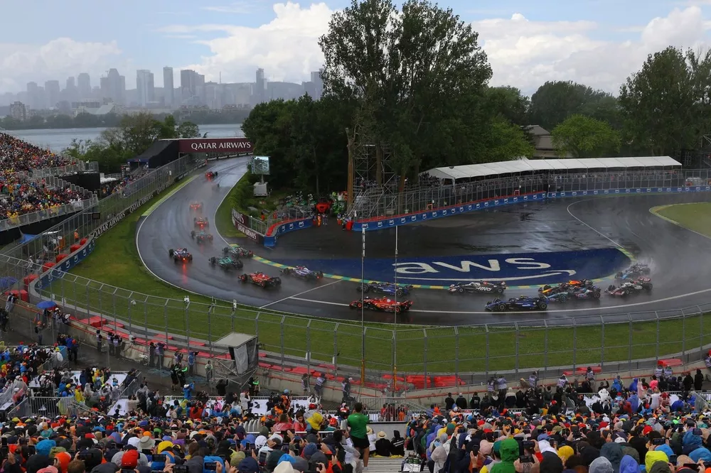 Charles Leclerc, Ferrari SF-24, Yuki Tsunoda, RB F1 Team VCARB 01, Alex Albon, Williams FW46, Carlos Sainz, Ferrari SF-24, de rest van het veld