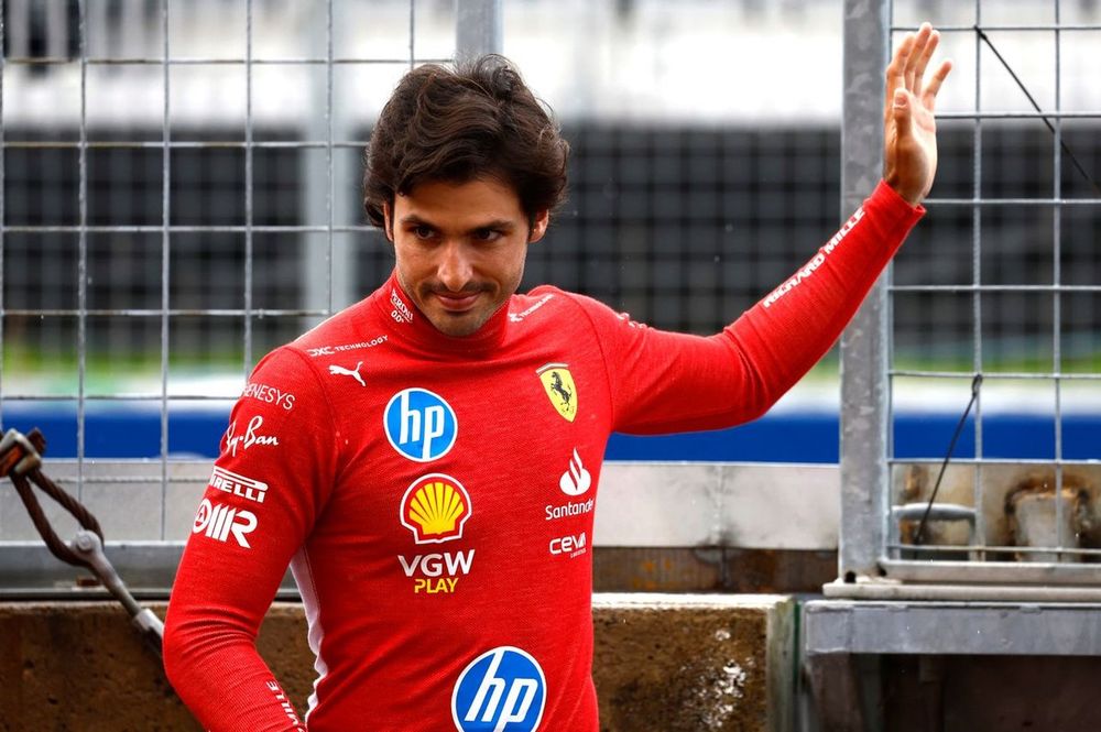 Carlos Sainz, Scuderia Ferrari, nos boxes