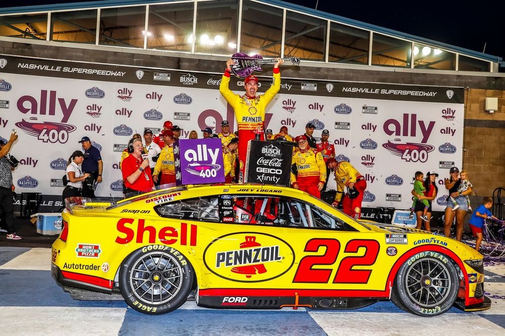 Joey Logano, Team Penske, Shell Pennzoil Ford Mustang in victory lane