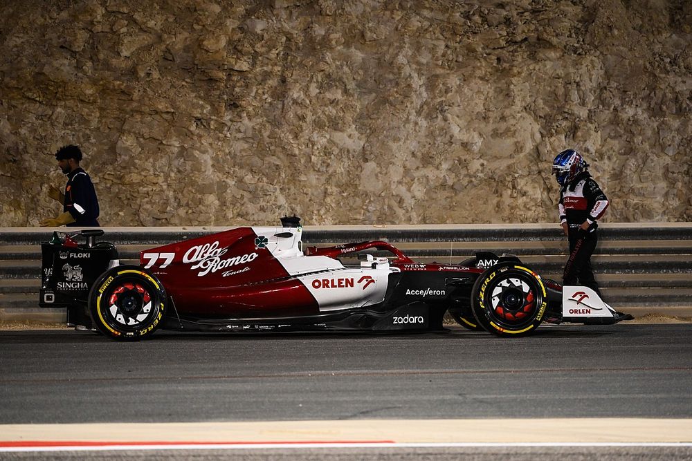 Valtteri Bottas, Alfa Romeo C42, stops on track