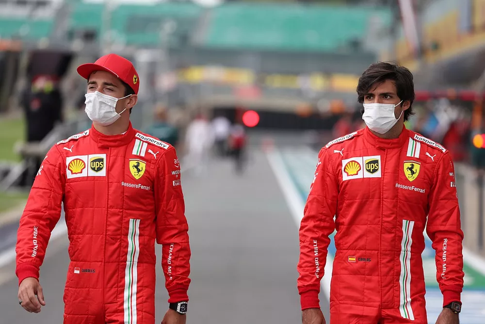 Charles Leclerc, Ferrari y Carlos Sainz Jr., Ferrari antes de la presentaci&oacute;n del coche de F&oacute;rmula 1 de 2022