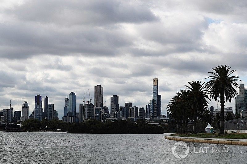 El horizonte de Melbourne detrás del Albert Park Lake