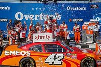 Larson  gana en Chicagoland; Suárez se mete al Top 3