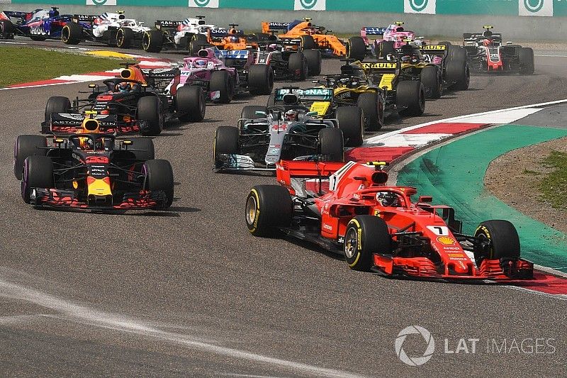 Kimi Raikkonen, Ferrari SF71H at the start of the race