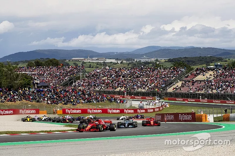 Sebastian Vettel, Ferrari SF71H, Valtteri Bottas, Mercedes AMG F1 W09, Kimi Raikkonen, Ferrari SF71H, Max Verstappen, Red Bull Racing RB14, Daniel Ricciardo, Red Bull Racing RB14, the remainder of the field at the start of the race