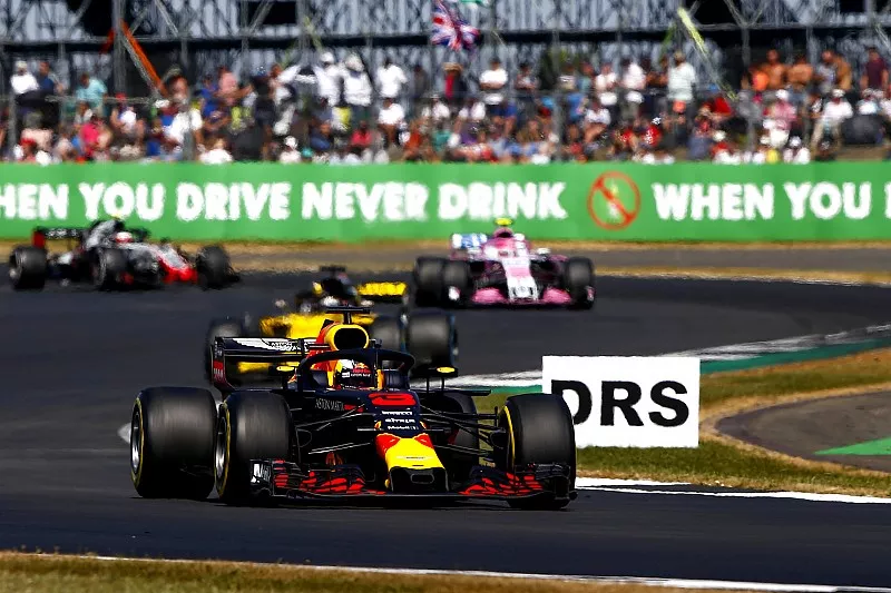 Daniel Ricciardo, Red Bull Racing RB14, voor Nico Hulkenberg, Renault Sport F1 Team R.S. 18