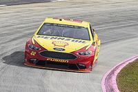 Joey Logano gana la pole en Martinsville;  Truex saldrá en segundo