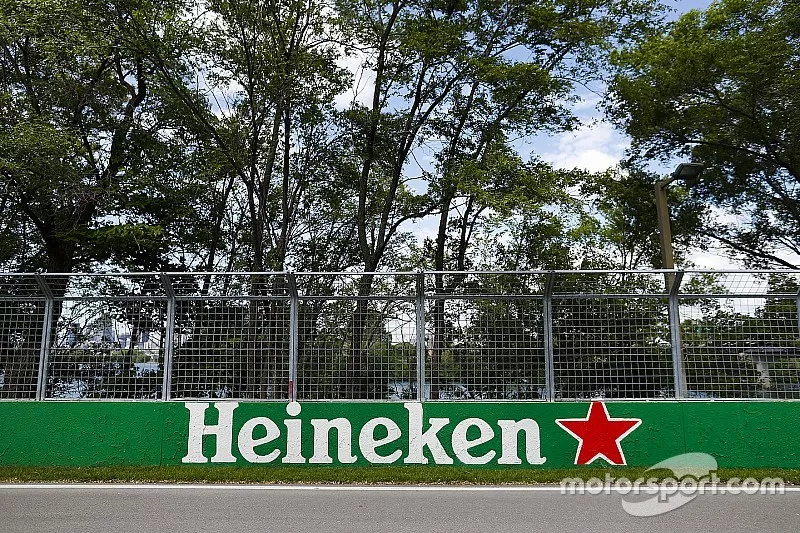 Anuncios de Heineken sobre la pista