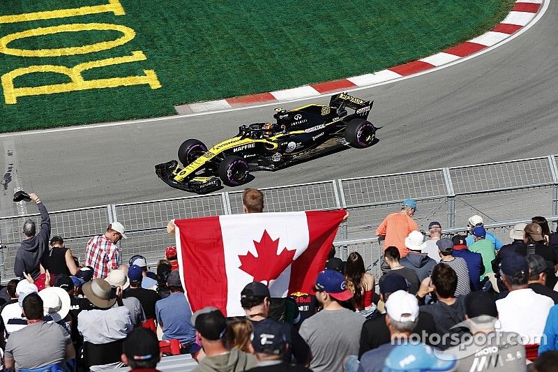 Carlos Sainz Jr., Renault Sport F1 Team, pasa a los fan&aacute;ticos, incluyendo uno con una bandera canadiense