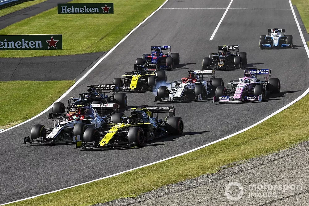Lance Stroll, Racing Point RP19, leads Nico Hulkenberg, Renault F1 Team R.S. 19, Antonio Giovinazzi, Alfa Romeo Racing C38, Romain Grosjean, Haas F1 Team VF-19, Sergio Perez, Racing Point RP19, and the remainder of the field at the start